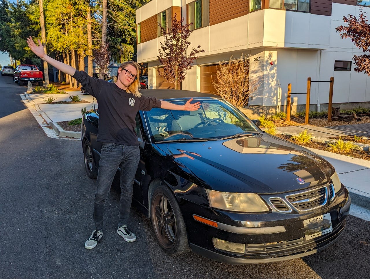 Jörger neben einem Auto, als er in Seattle ankam.