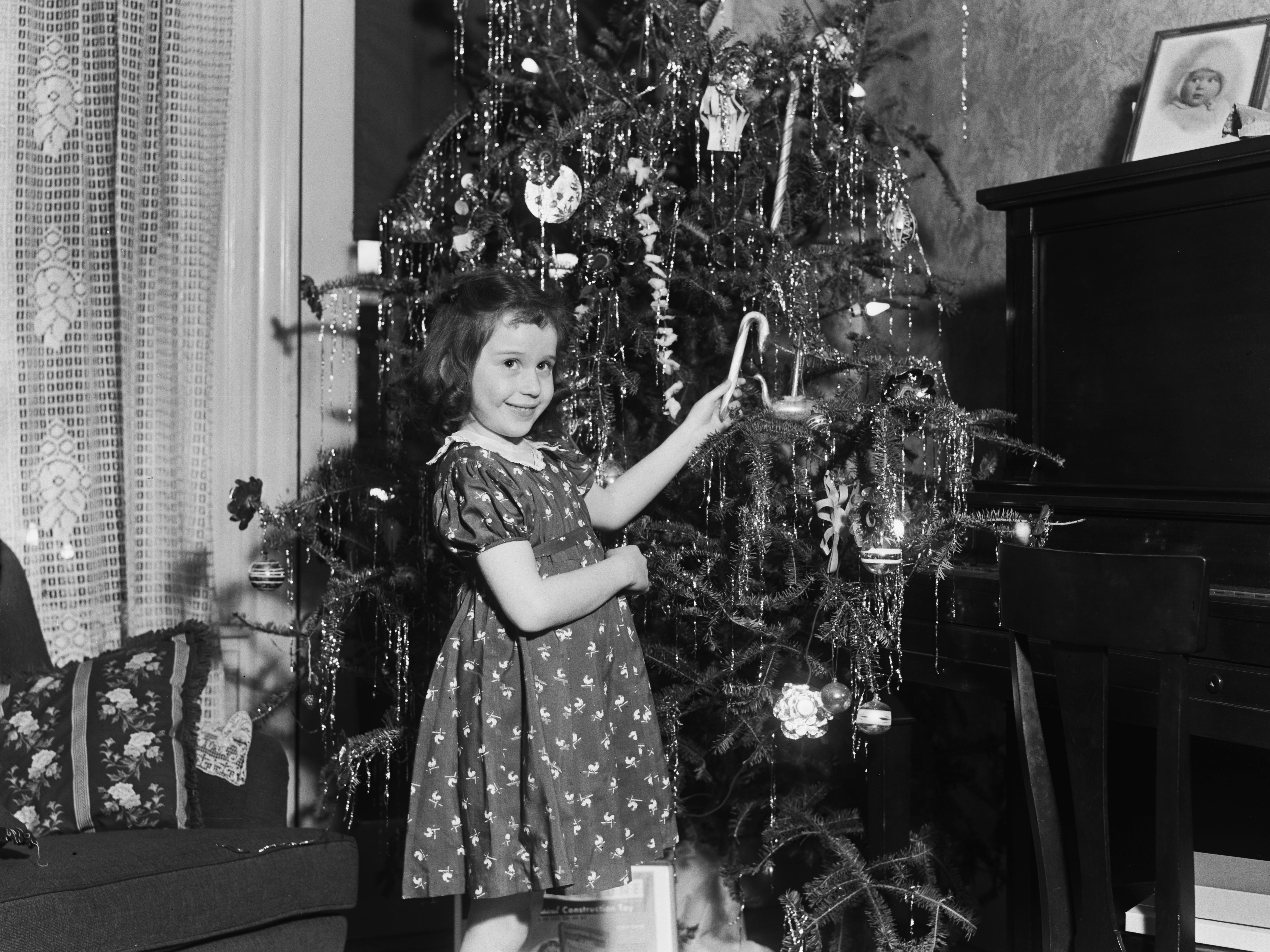 Ein junges Mädchen hilft im Dezember 1939 in Newton, Massachusetts, einen Weihnachtsbaum zu schmücken.