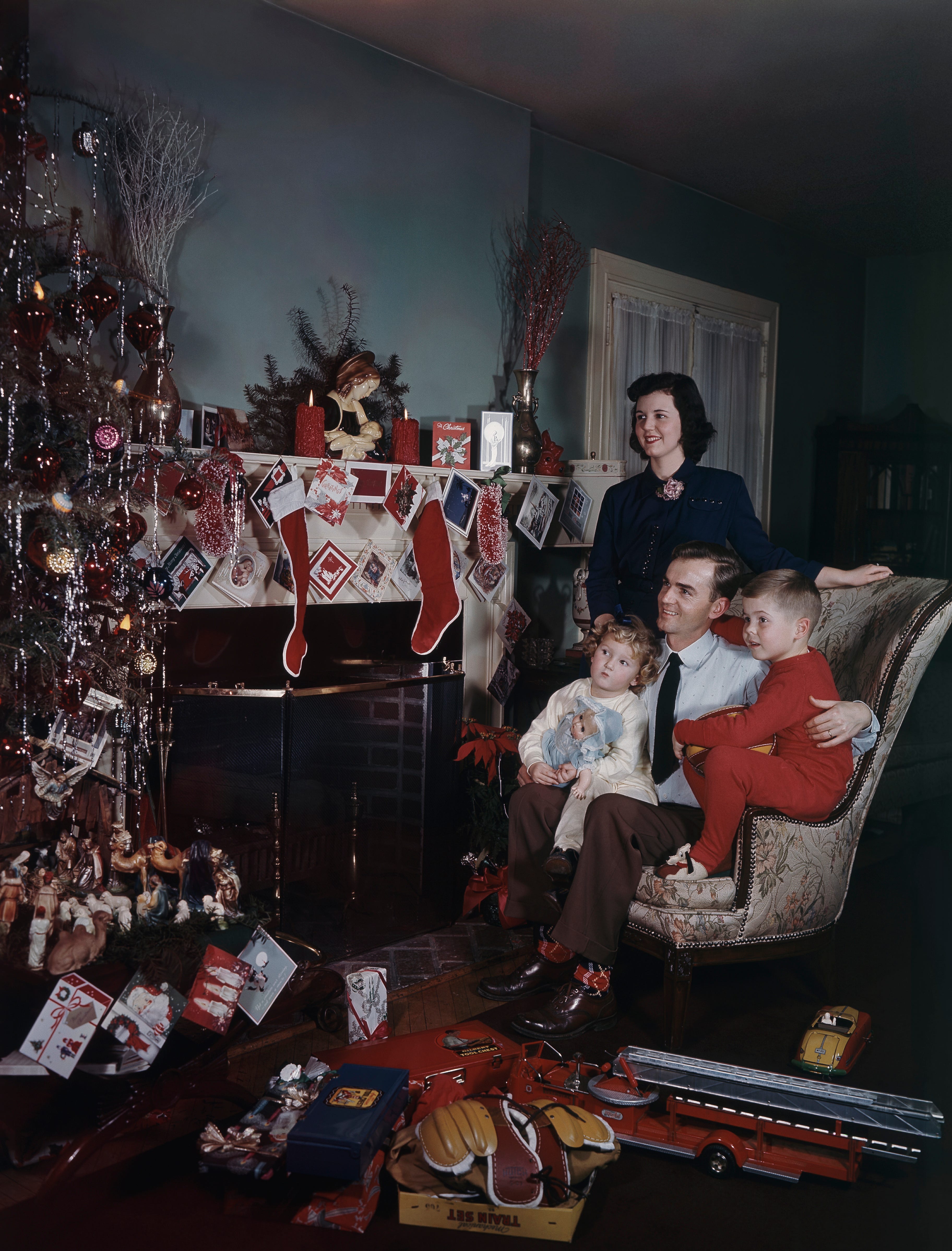 Eine Familie betrachtet einen Weihnachtsbaum im Jahr 1948