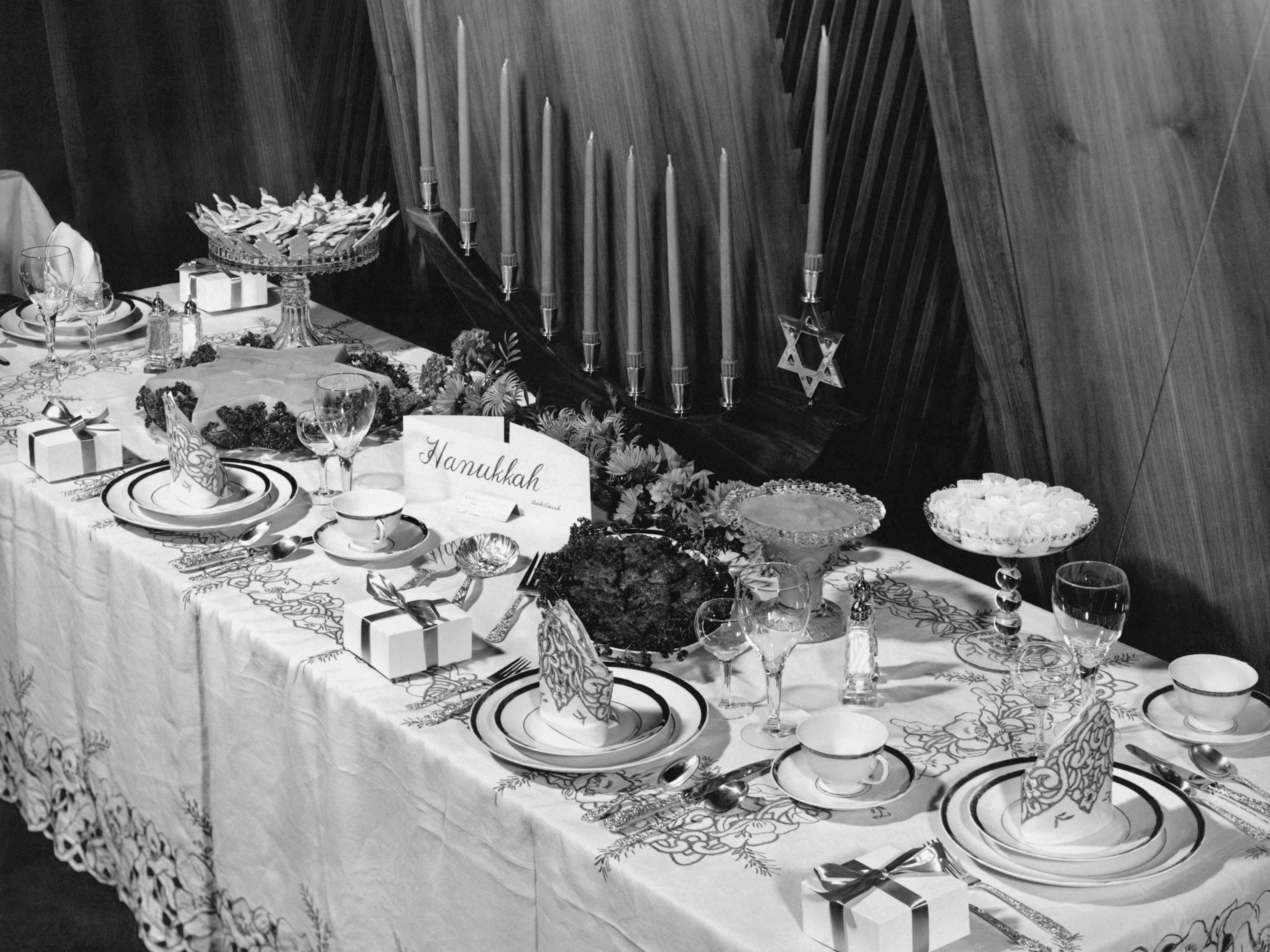 Ein Tischgedeck für Chanukka in Los Angeles, Kalifornien, Mitte der 1950er Jahre.