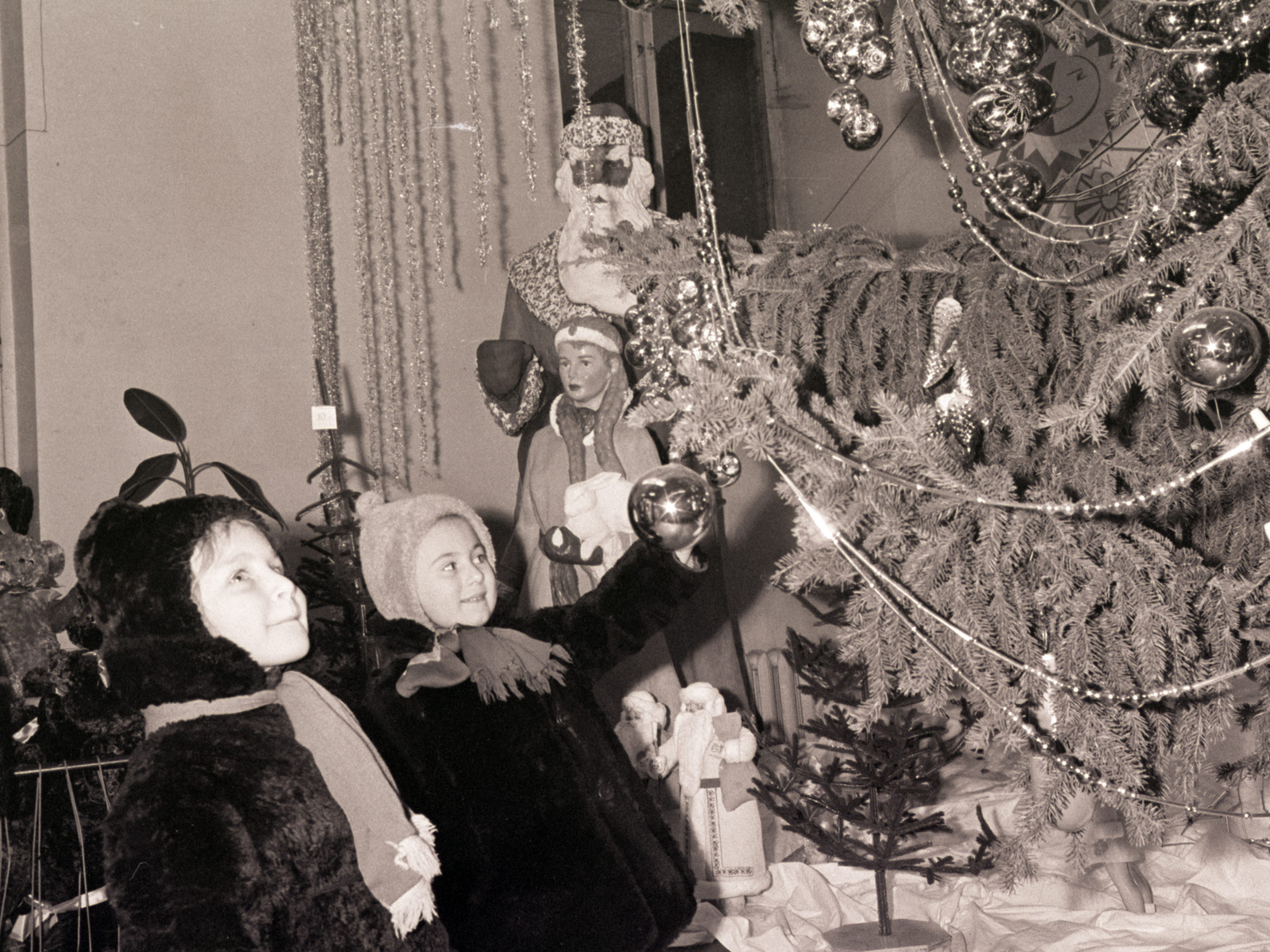 Kinder betrachten einen Weihnachtsbaum im Jahr 1965.