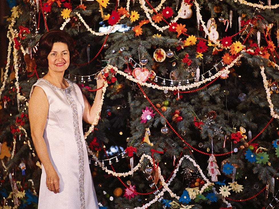 Frau Lyndon Johnson stand 1967 am Vorabend ihres 55. Geburtstages vor dem Weihnachtsbaum des Weißen Hauses.