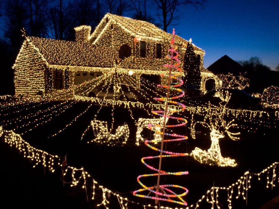 Ein Haus, das Anfang der 2000er Jahre mit Weihnachtsbeleuchtung geschmückt war.