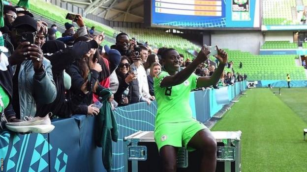 Asisat macht nach dem WM-Spiel gegen Kanada ein Selfie mit nigerianischen Fans
