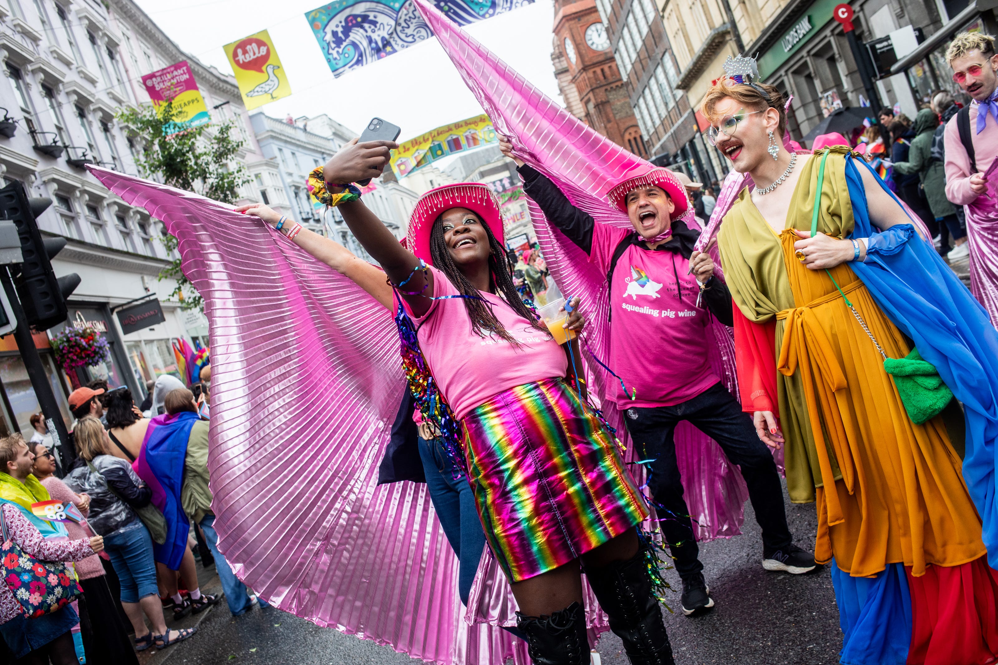 Menschen nehmen an der Brighton & Hove Pride LGBTQ+ Community Parade am 5. August 2023 in Brighton, England, teil