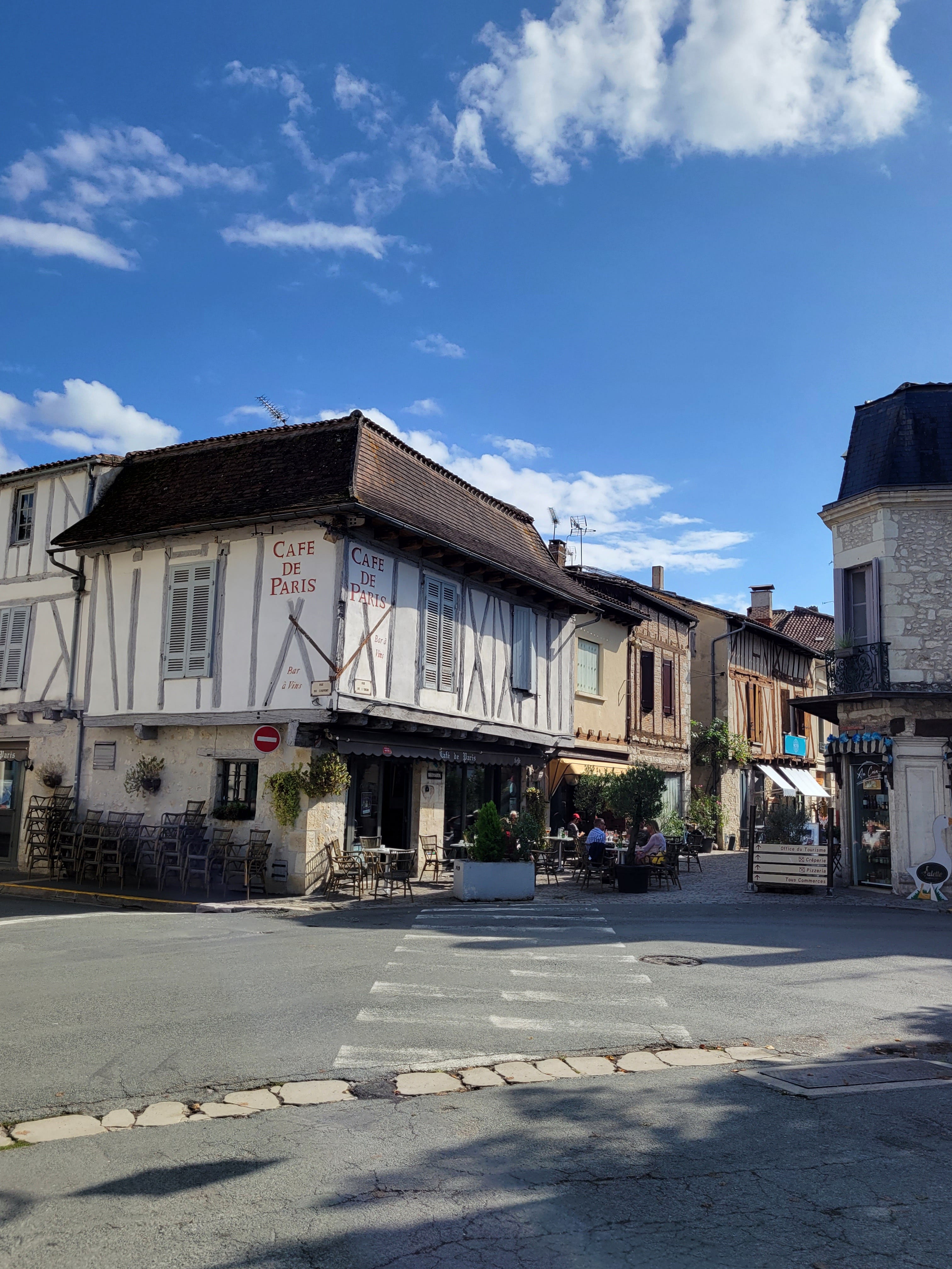 Ein Café in Eymet, Frankreich.