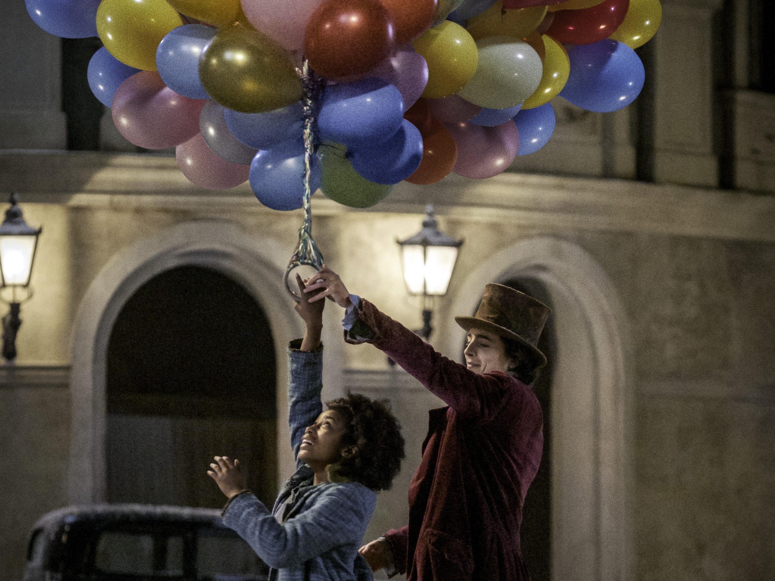 Calah Lane und Timothée Chalamet als Noodle und Willy Wonka in „Wonka“.
