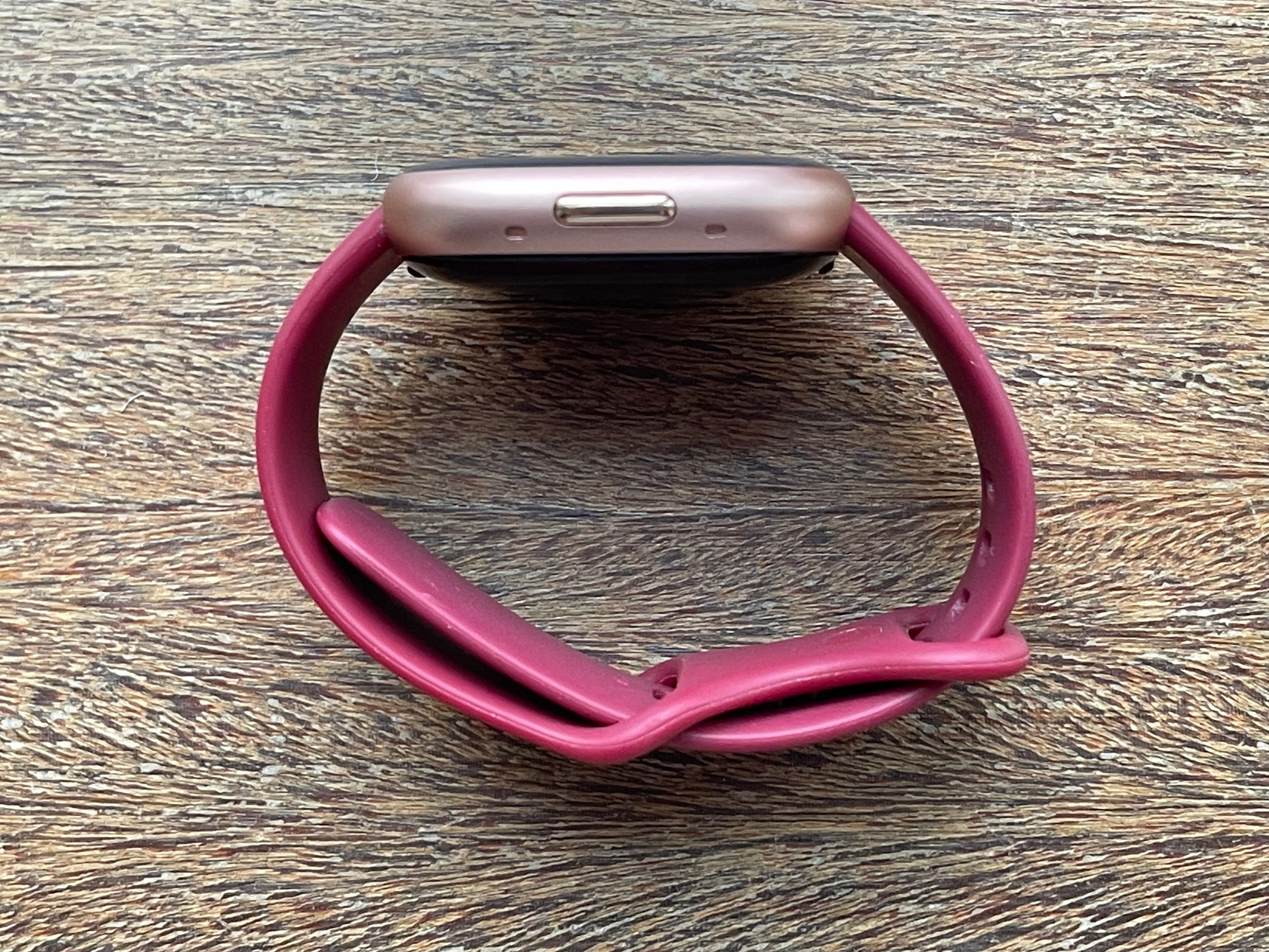 Seitenansicht eines Fitbit Versa 4-Fitness-Trackers.