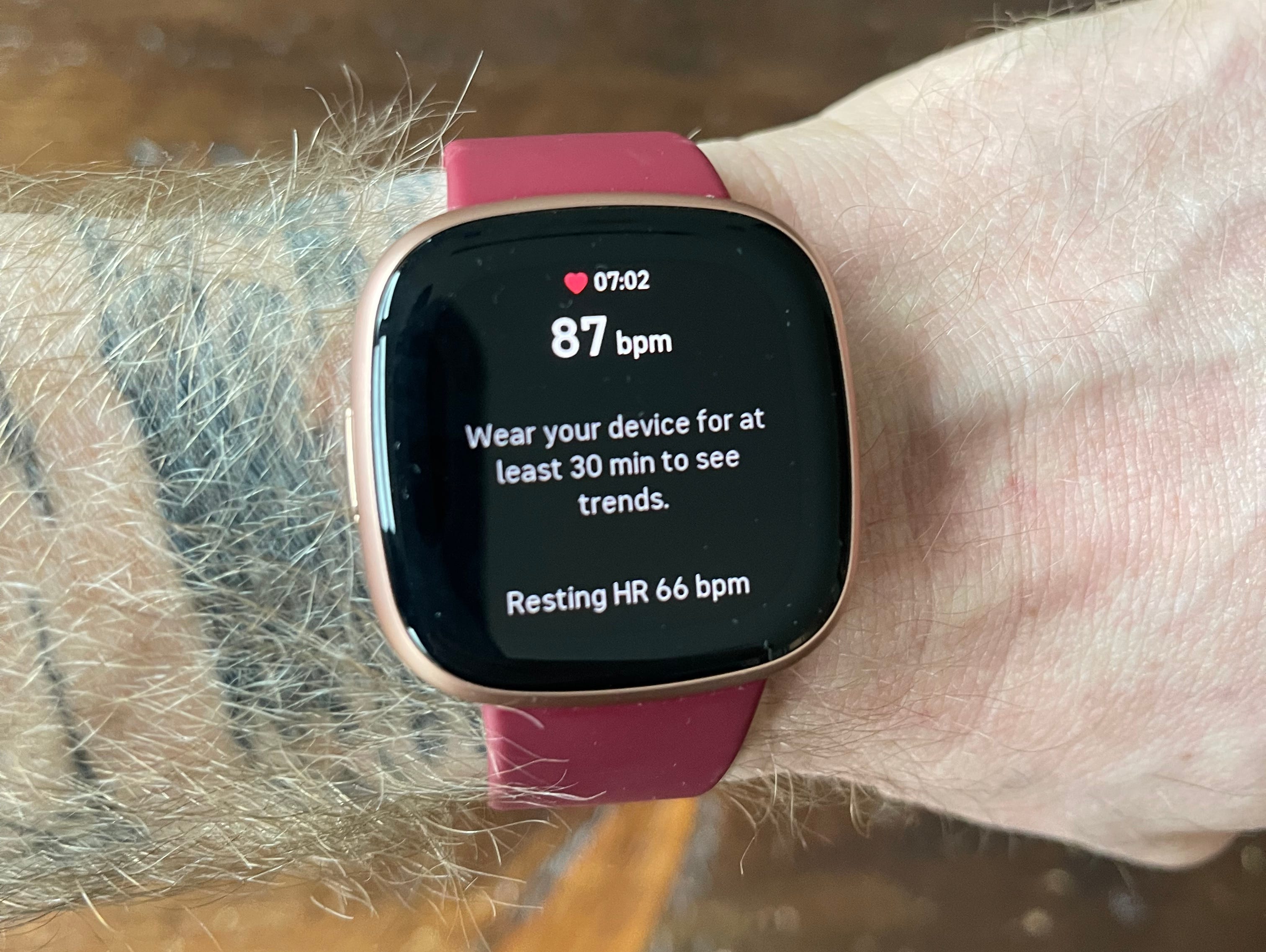 Der Bildschirm zur Herzfrequenzüberwachung auf einer Fitbit Versa 4.
