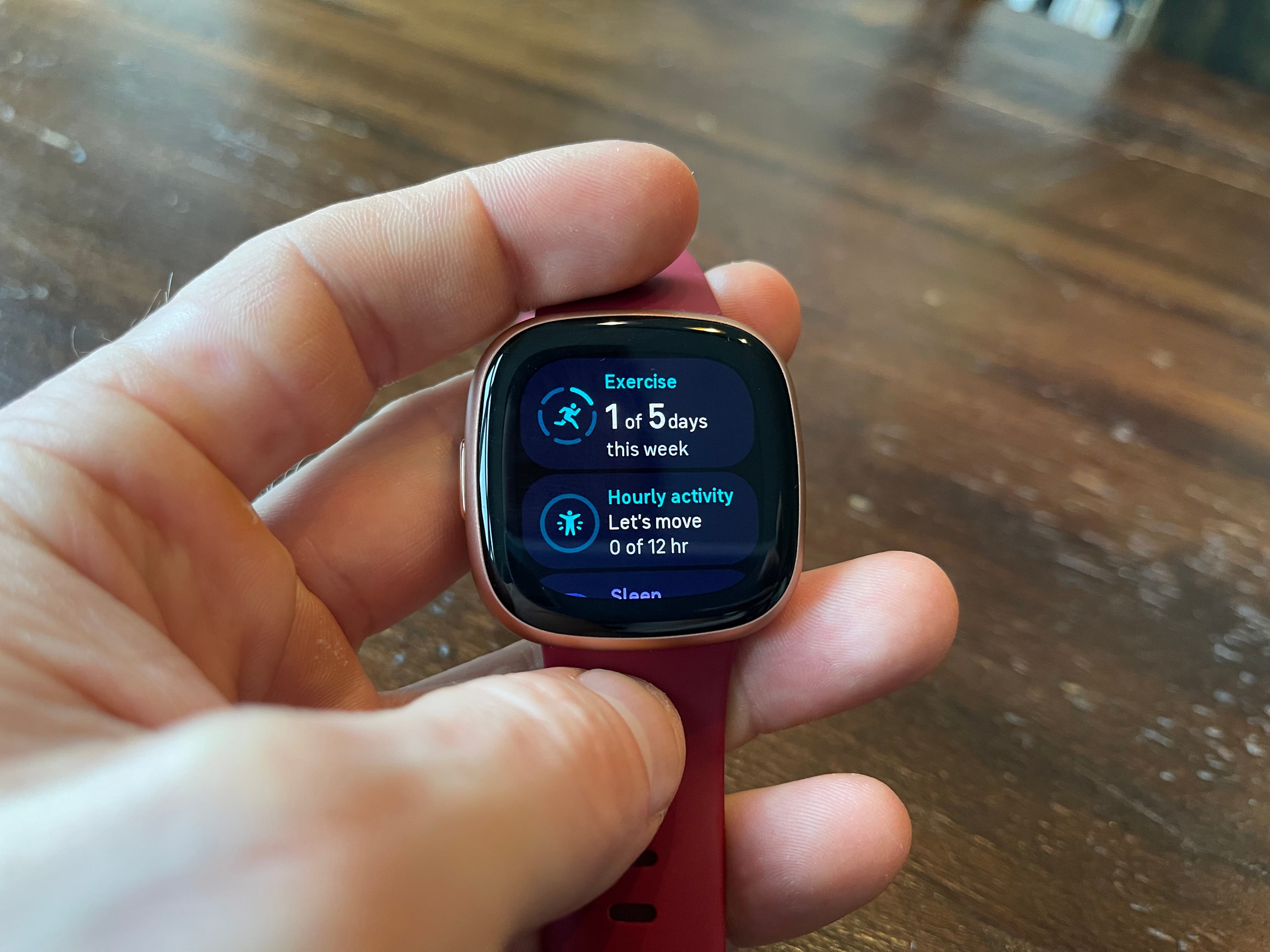 Der Fitnessdatenbildschirm eines Fitbit Versa 4 Fitness-Trackers.
