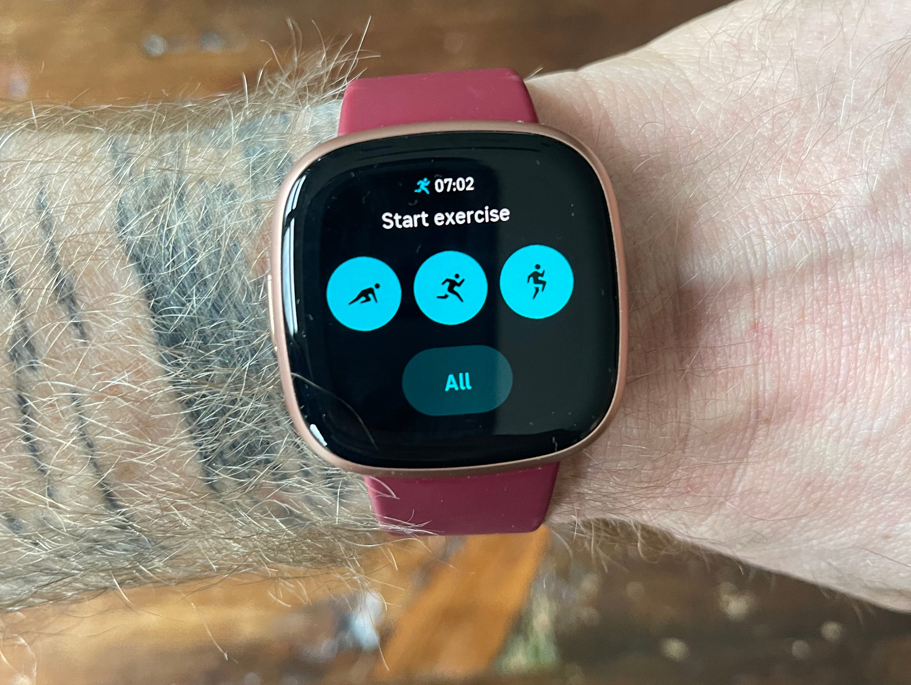 Der Trainingsstartbildschirm eines Fitbit Versa 4 Fitness-Trackers.