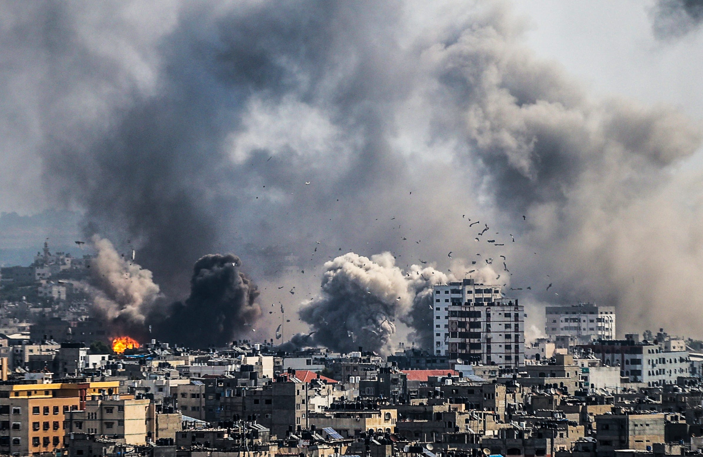Nach einem fünftägigen israelischen Luftangriff in Gaza-Stadt (Gaza) am 11. Oktober 2023 steigt Rauch auf.