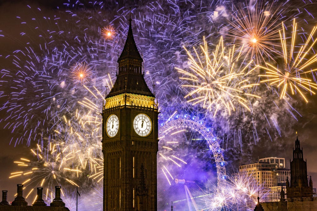 An Silvester erleuchtet ein Feuerwerk die Skyline von London über Big Ben und dem London Eye