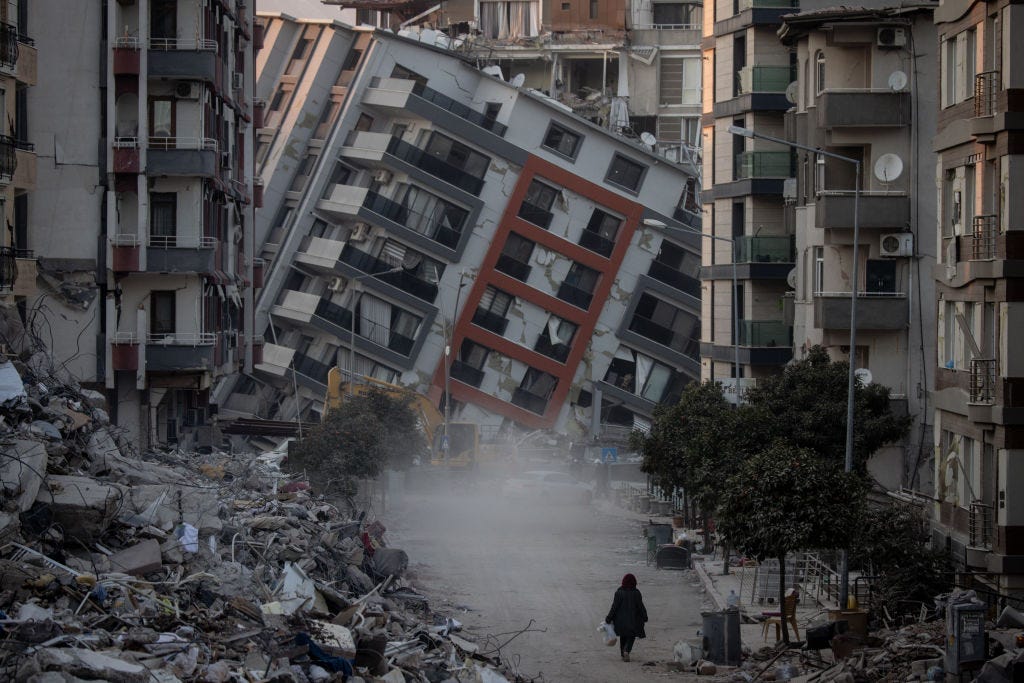 Ein teilweise eingestürztes Gebäude in der Türkei nach einem Erdbeben