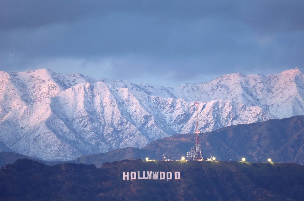 Das Hollywood-Schild steht vor schneebedeckten Bergen