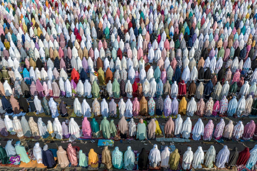 Indonesische Muslime verrichten das Eid Al-Fitr-Gebet