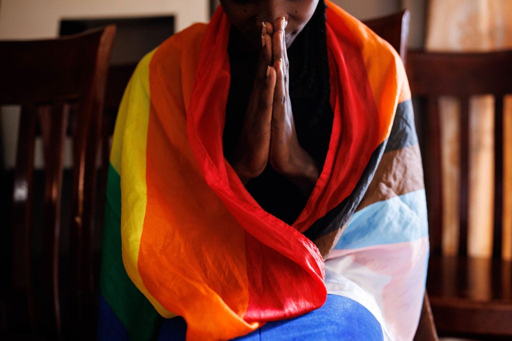 Ein Mitglied der LGBTQ-Gemeinschaft betet während eines evangelischen Gottesdienstes am 23. April 2023 in Kampala, Uganda