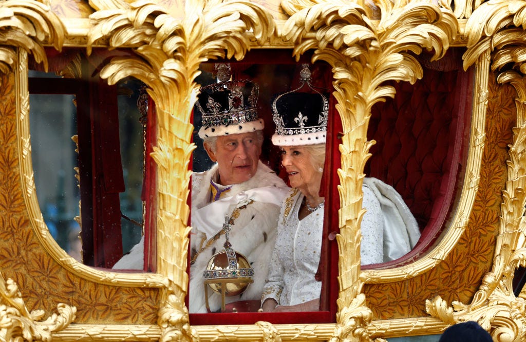 König Charles und Königin Camilla im Gold State Coach nach der Krönungszeremonie