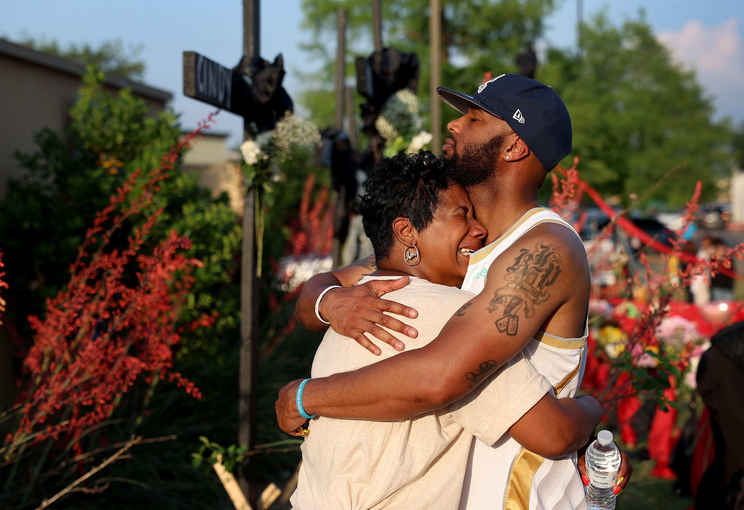 Eine Mutter und ein Sohn umarmen sich am Denkmal für eine Massenerschießung in Texas