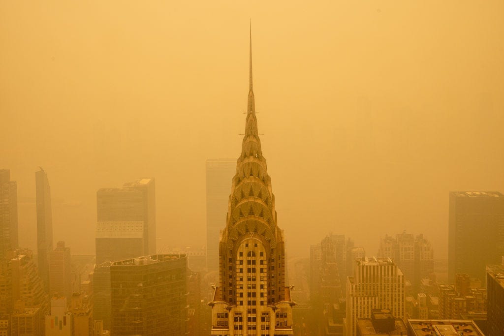 Rauchschwaden von Waldbränden in Kanada beeinträchtigen die Sicht auf das Chrysler Building