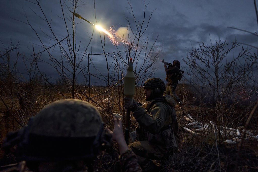 Das ukrainische Militär feuert RPGs auf feindliche Stellungen