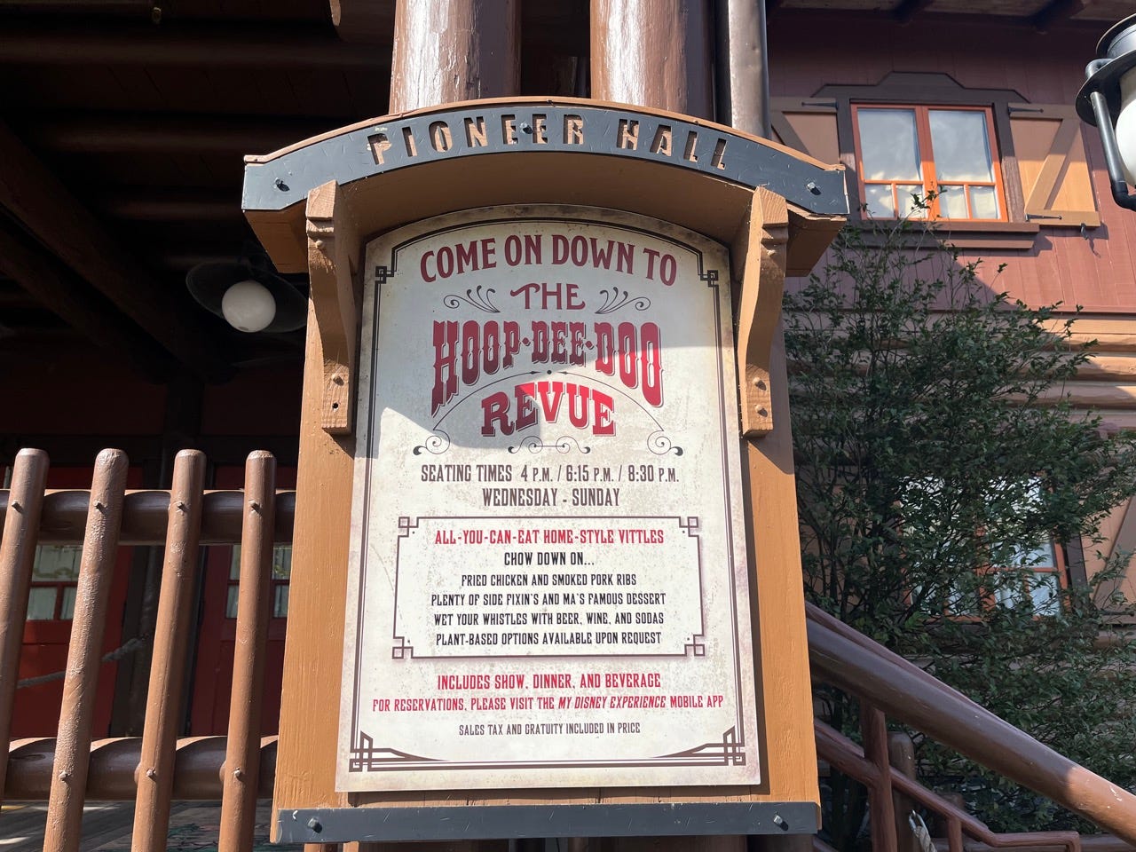 Hoop Dee Doo Review-Schild vor der Pioneer Hall bei Disney
