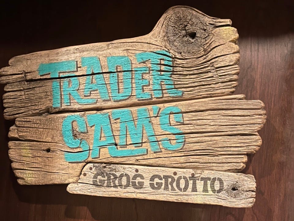 Trader Joe's Grog Grotto Schild auf Holztafel