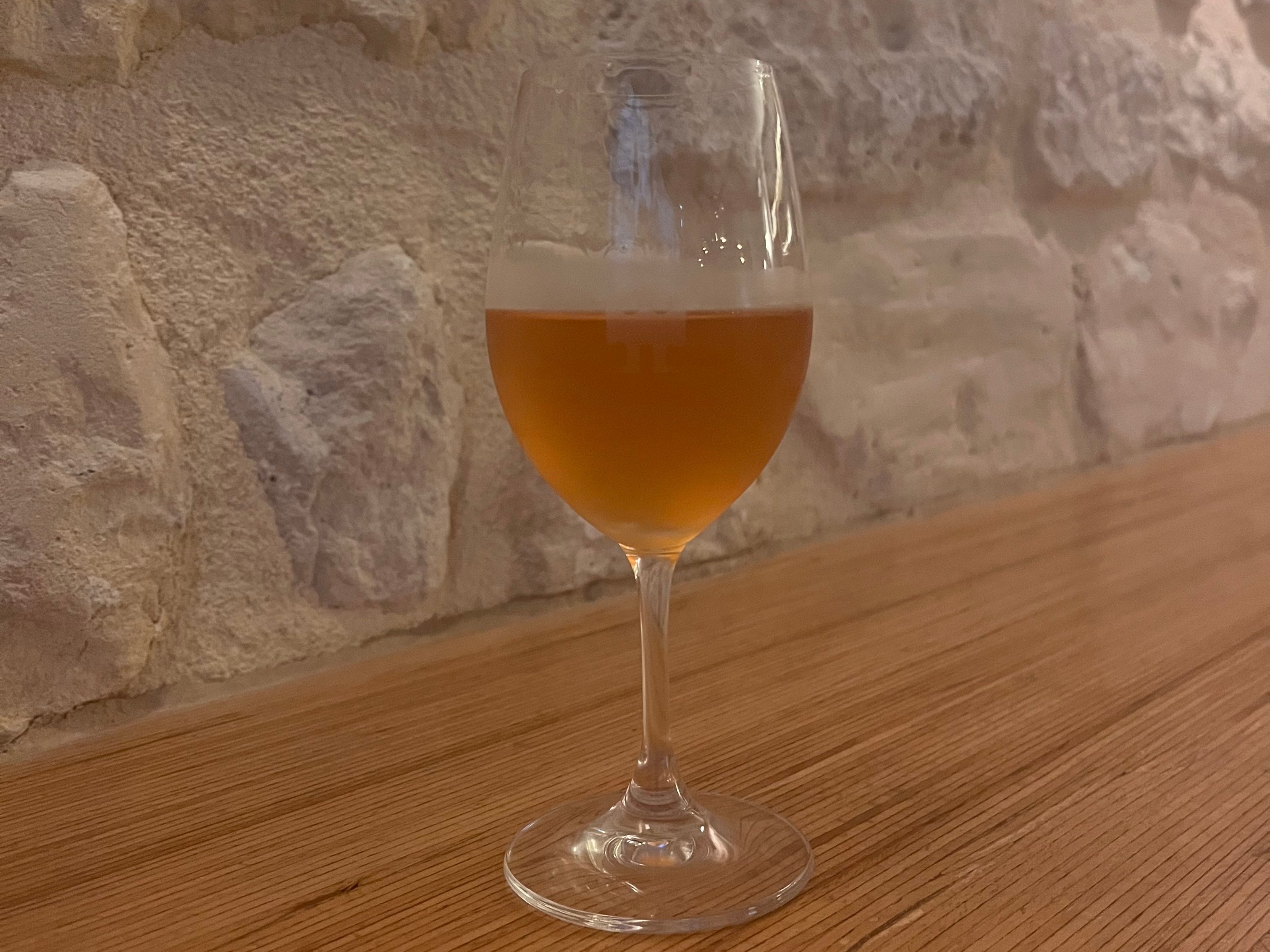 Orangenwein in einem Glas bei Folderol Paris