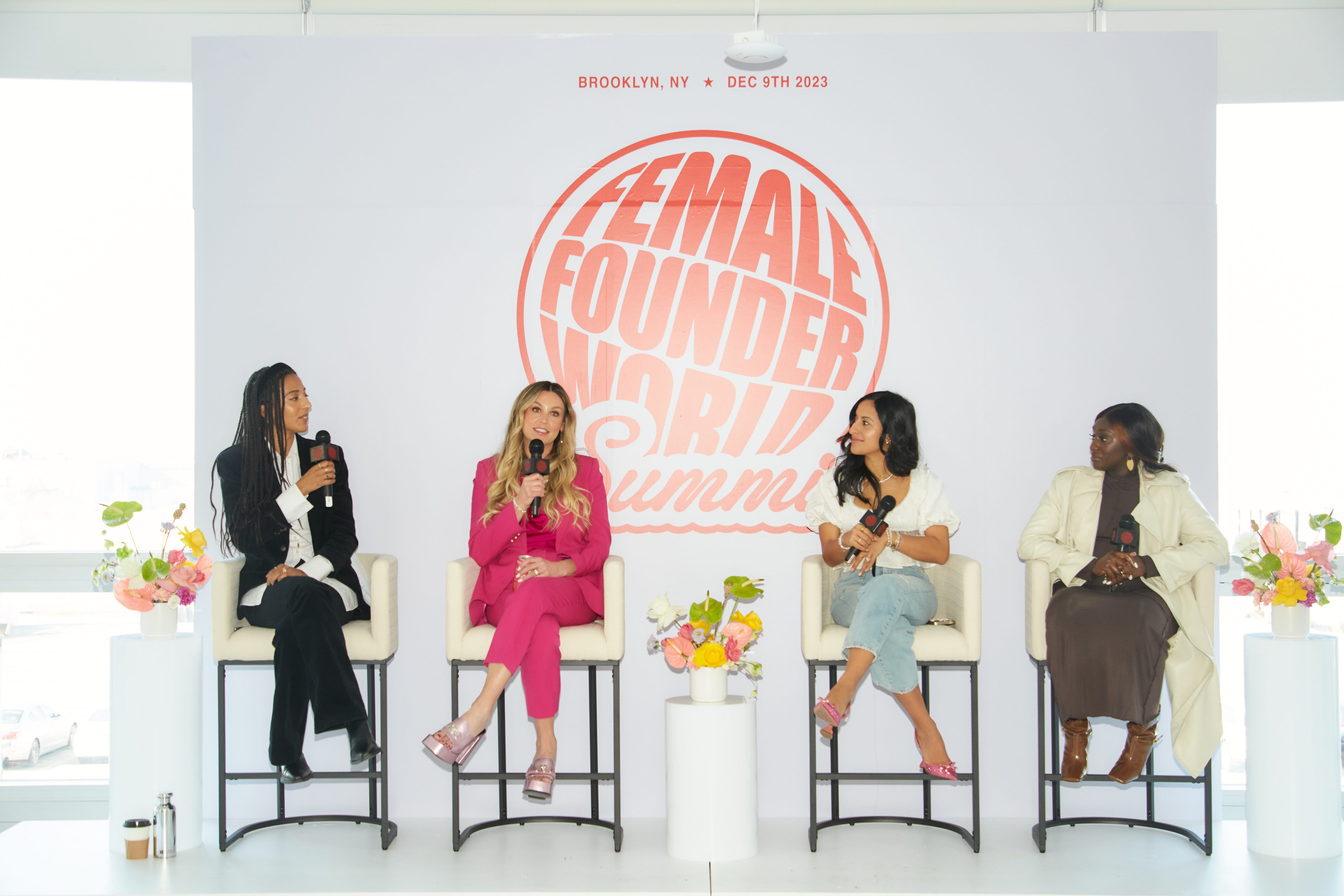 Die Gründerinnen von Poppi, Little Words Project und Ami Cole auf der Bühne des Female Founders Summit in Brooklyn vor weißem Hintergrund und rosa Logo.