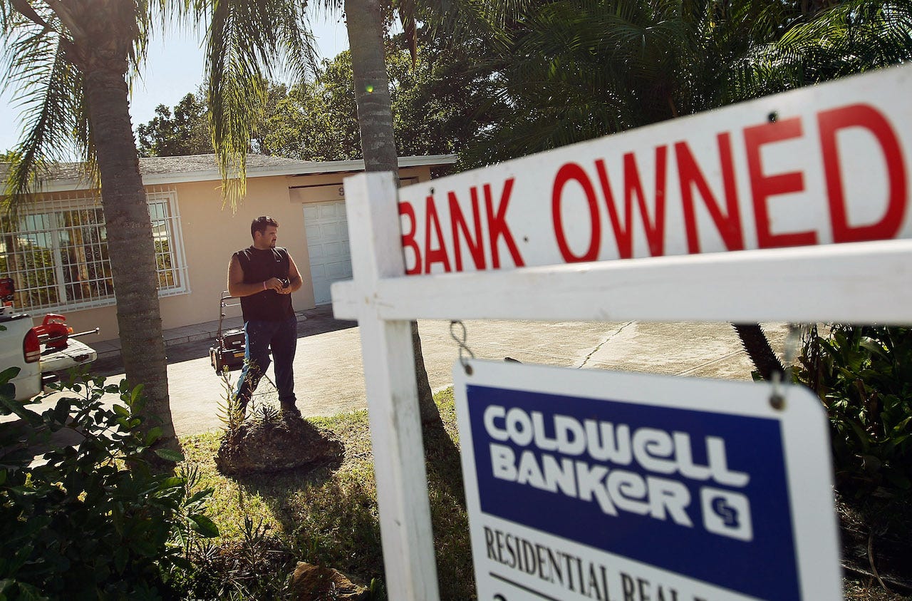 Renzo Salazar pflegt den Garten rund um ein zwangsversteigertes Haus, nachdem die Bank ihn am 10. November 2011 in Miami, Florida, damit beauftragt hatte, das Haus vor dem völligen Verfall zu bewahren.