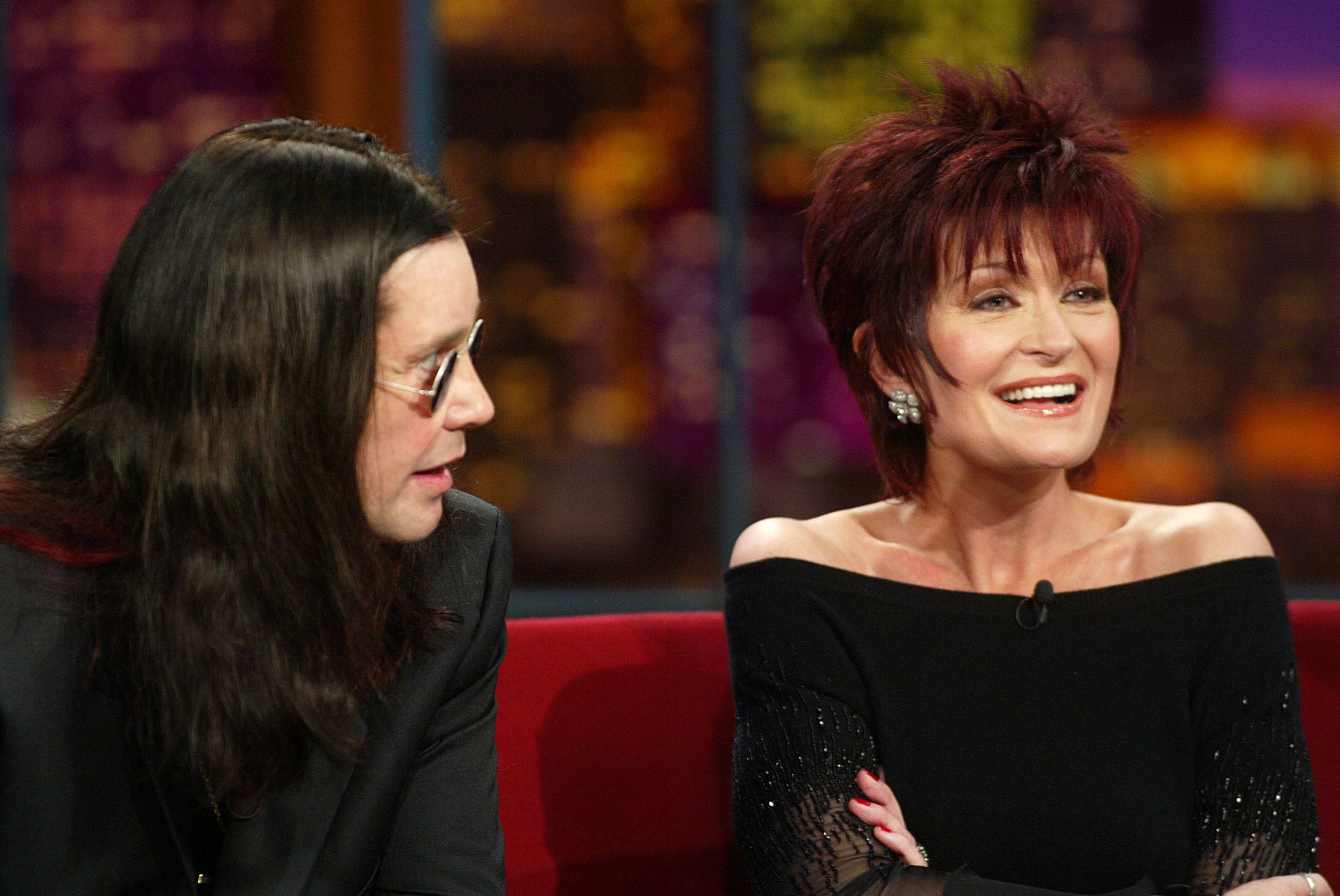 Sharon Osbourne und Ozzy Osbourne in der Tonight Show mit Jay Leno im November 2002.