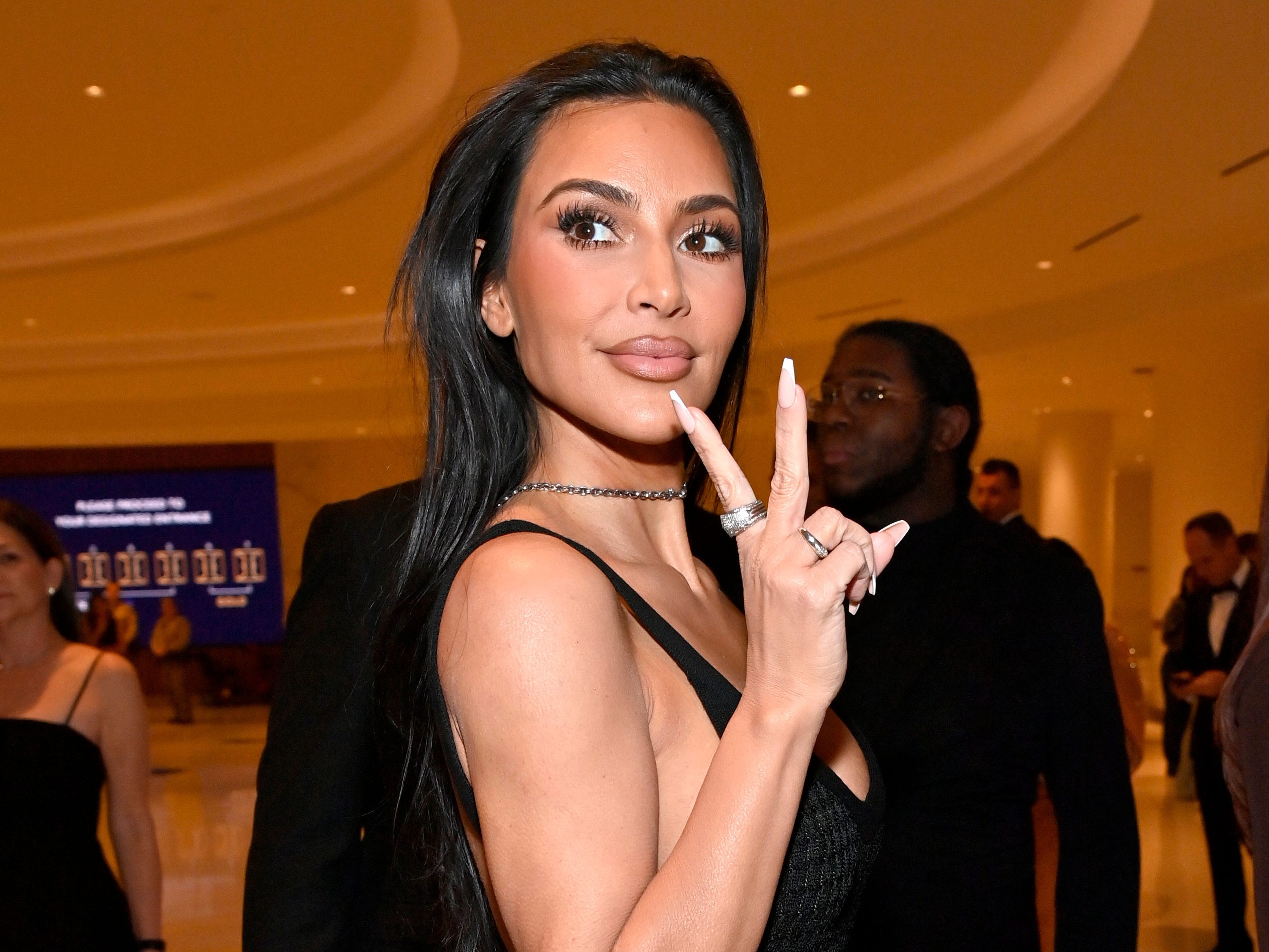 Kim Kardashian zeigt im Fontainebleau Hotel in Las Vegas ein Friedenszeichen.