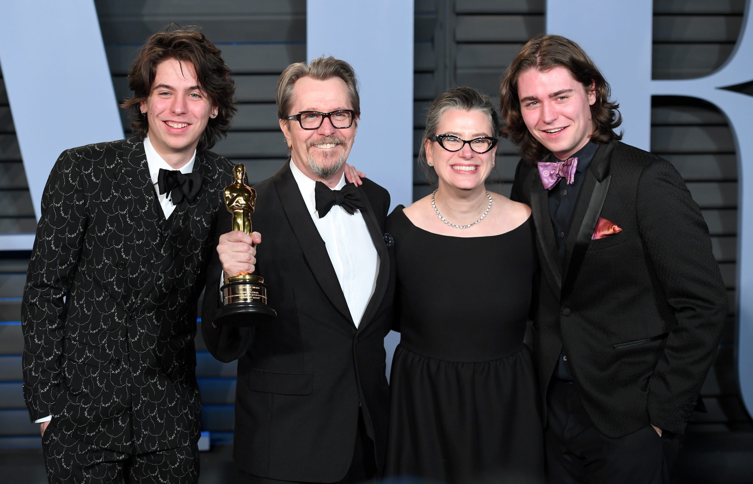 Gary Oldman mit seiner jetzigen Frau Gisele Schmidt und den Söhnen Gulliver Oldman und Charlie Oldman auf der Vanity Fair Oscar Party 2018.