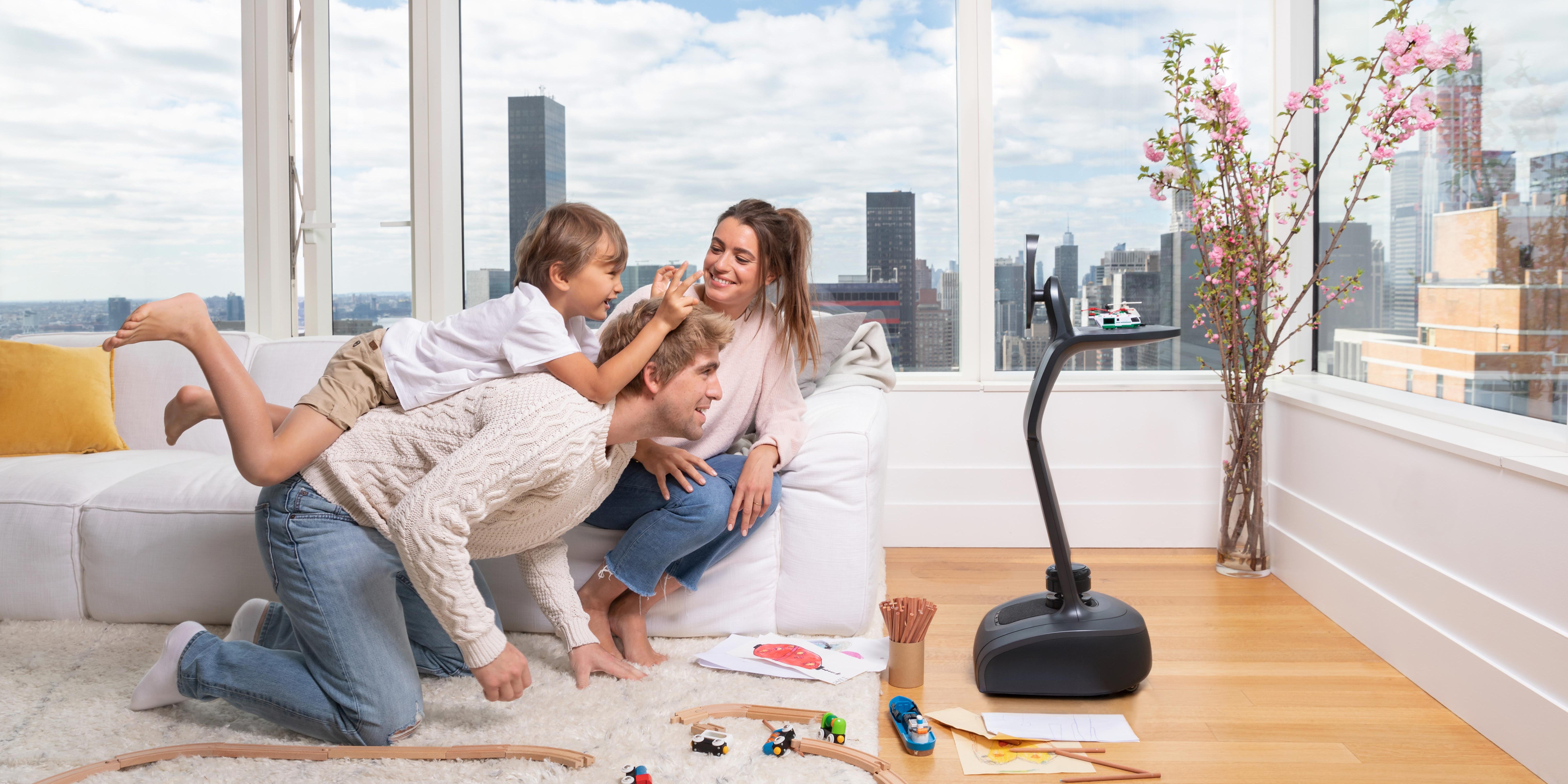 Eine Familie chattet per Video mit einem Roboter.