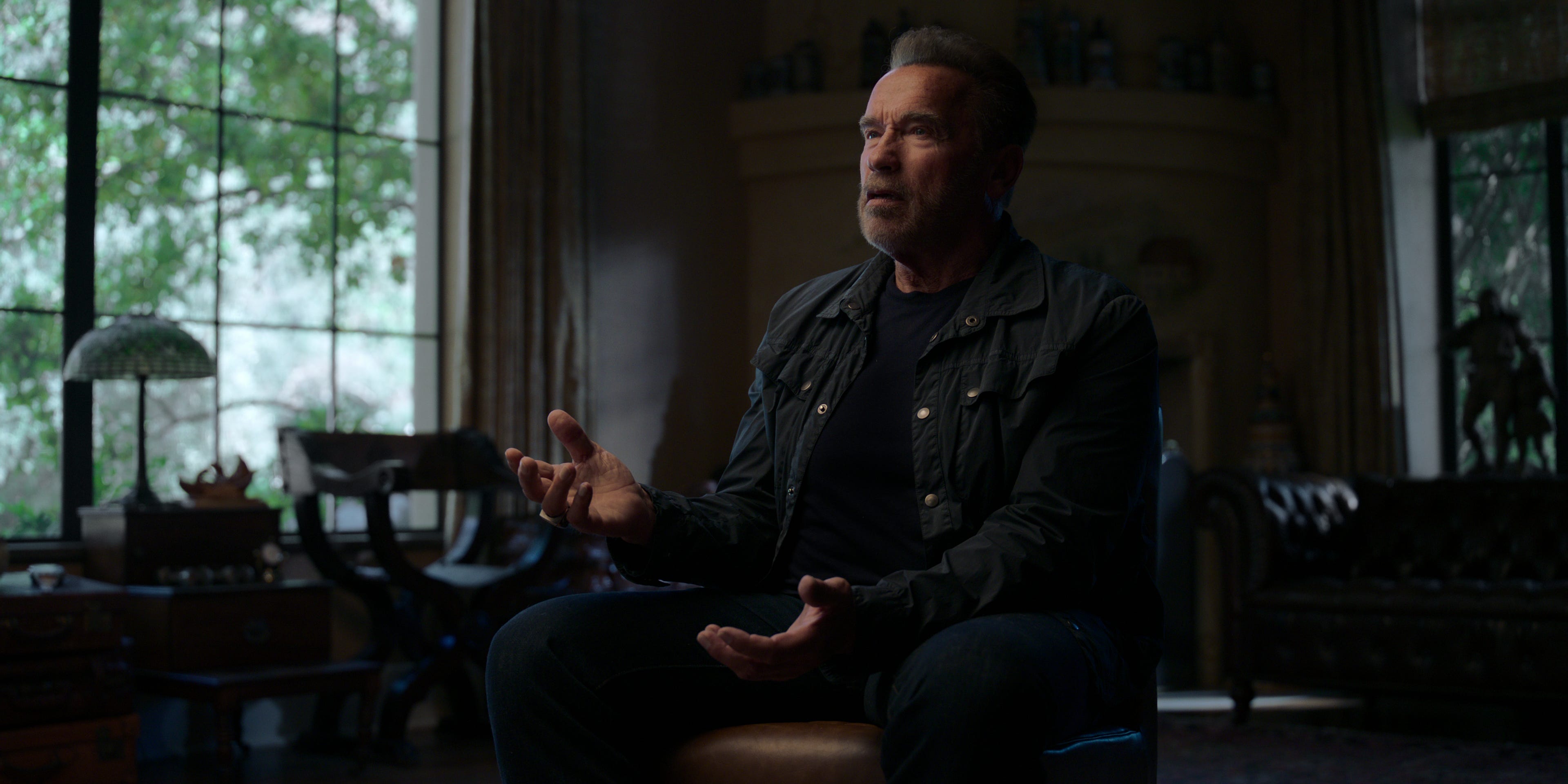 Arnold Schwarzenegger spricht in der Netflix-Dokuserie „Arnold“.