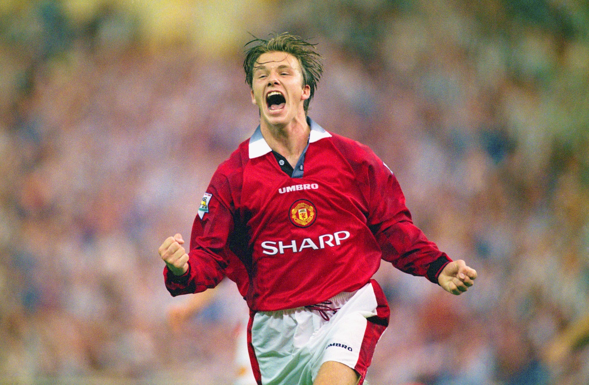 David Beckham von Manchester United feiert, nachdem er am 11. August 1996 im Wembley-Stadion in London, England, das dritte Tor beim FA Charity Shield 1996 zwischen Manchester United und Newcastle United erzielt hat.