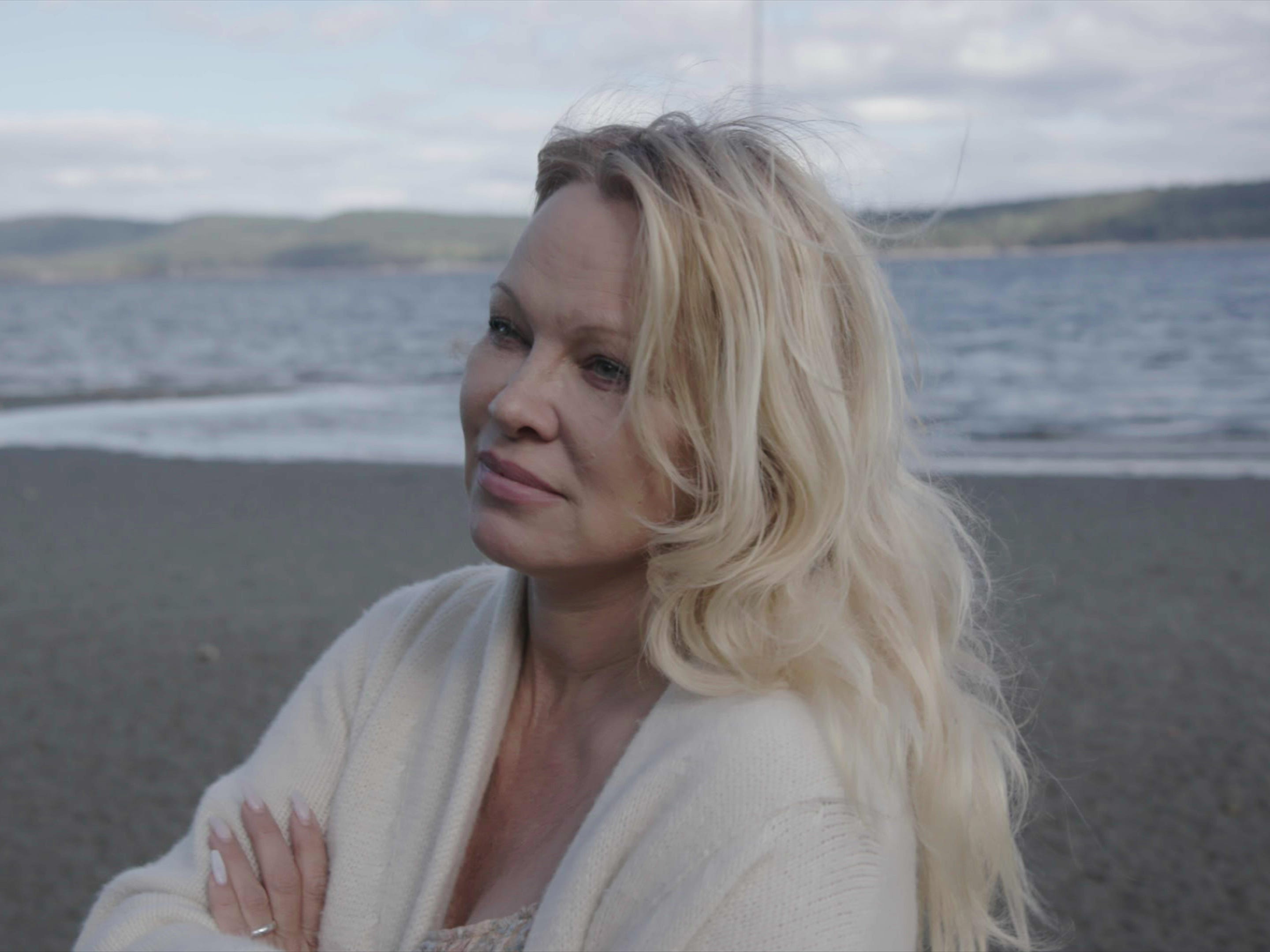 Pamela Anderson steht am Strand