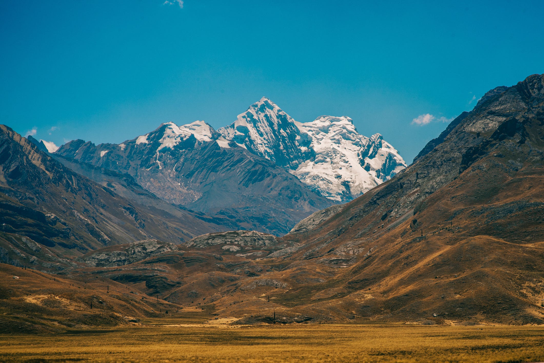Ein Foto des trockenen Tals vor der Cordillera blanca, einem eiszeitlichen Teil der Anden in Peru.