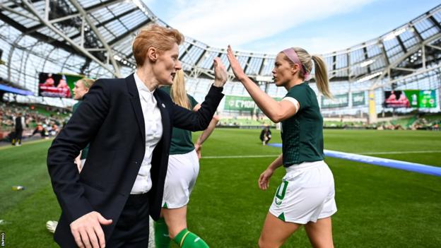 Nach dem spannungsgeladenen Abgang von Vera Pauw als Trainerin hat Eileen Gleeson die Mannschaft der Republik Irland mit sechs Siegen in sechs Spielen der Women's Nations League gestärkt