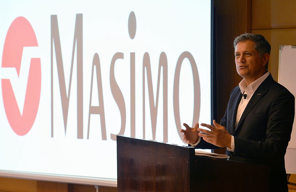 Joe Kiani hält eine Rede vor einem Masimo-Logo
