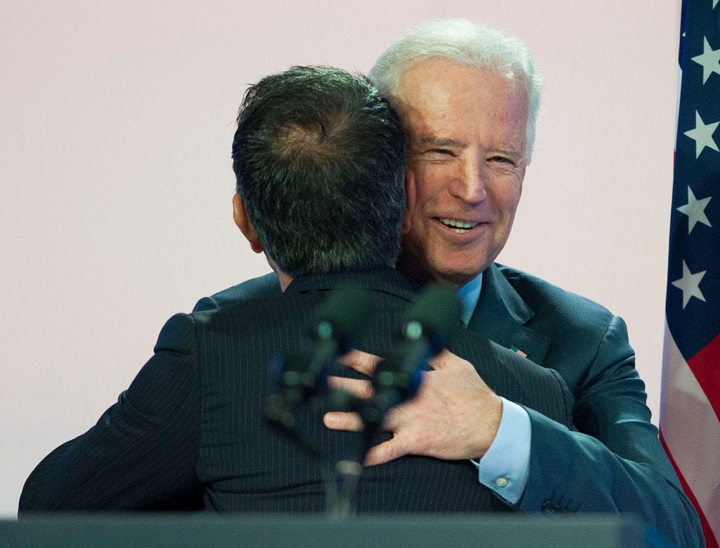 Präsident Joe Biden umarmt Joe Kiani