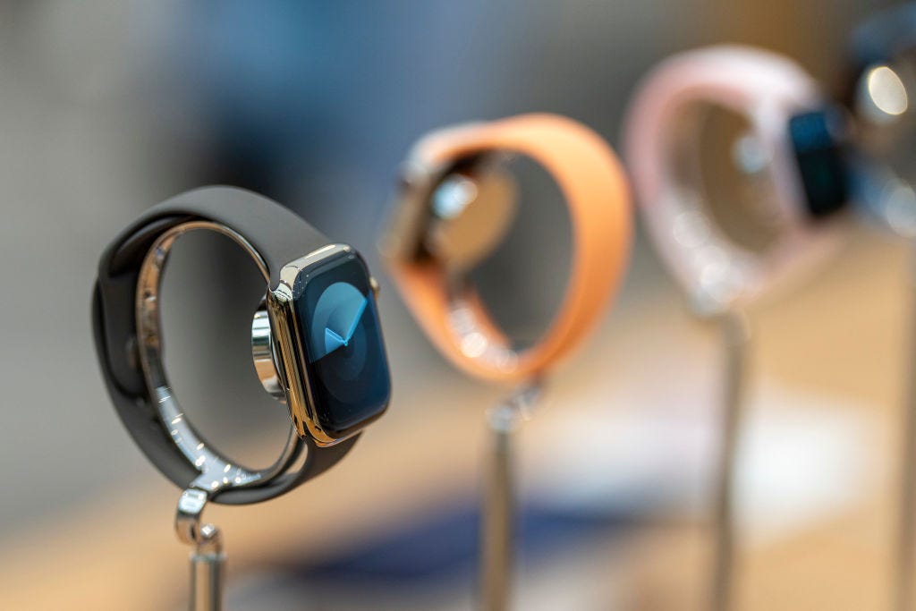 Ein Foto einiger ausgestellter Apple Watches.