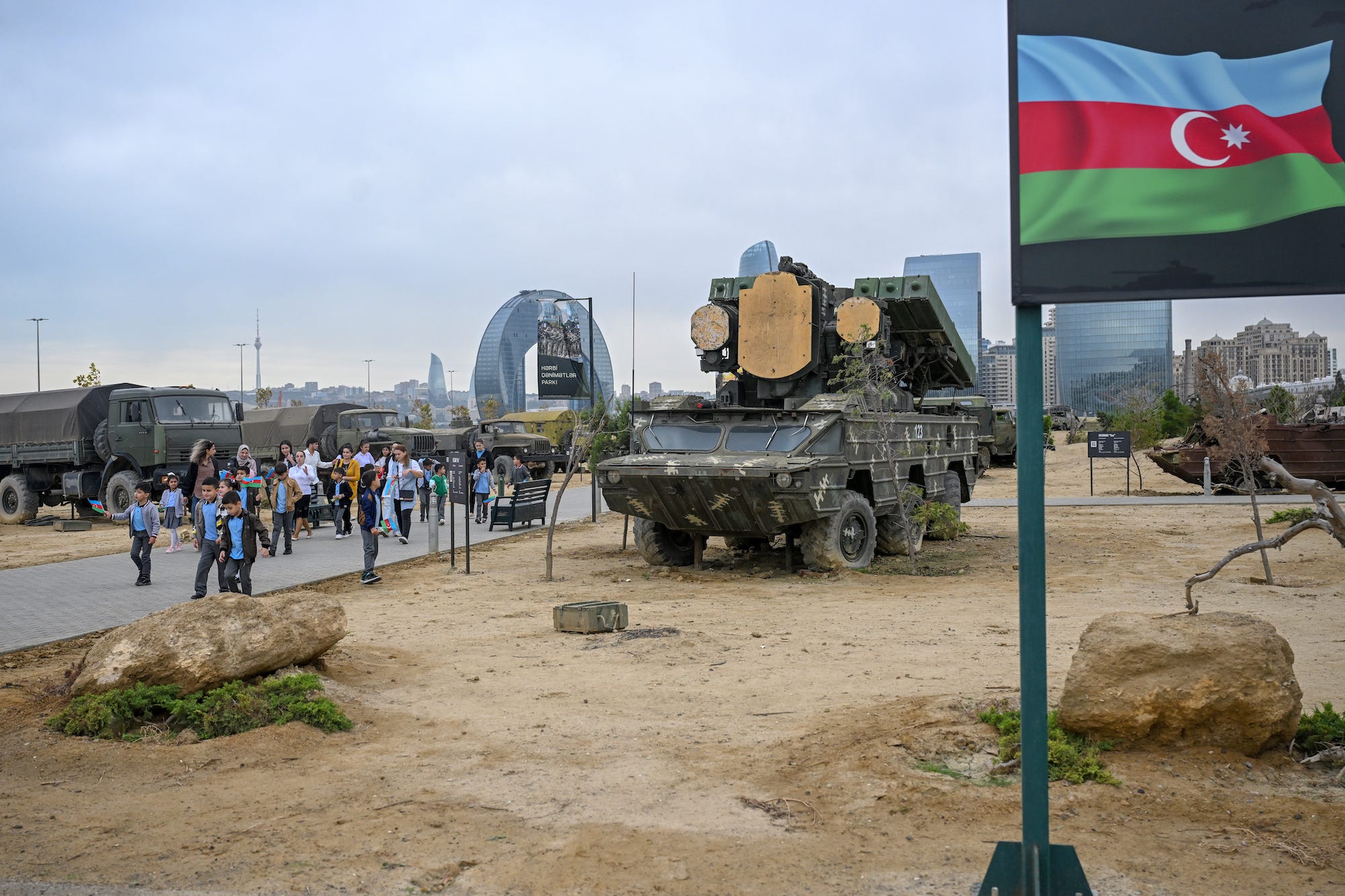 Militärfahrzeuge aus Aserbaidschan und Armenien