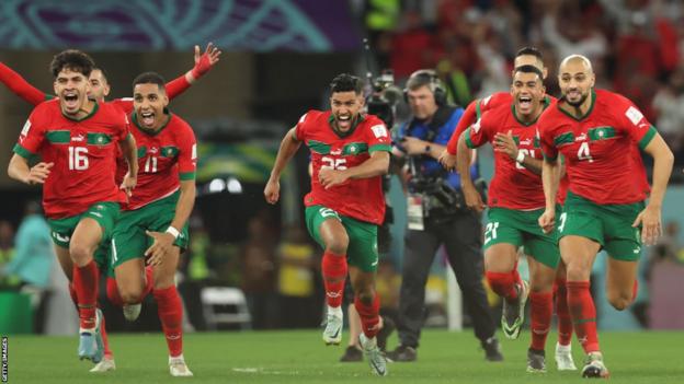 Marokko feiert seinen WM-Achtelfinalsieg gegen Spanien