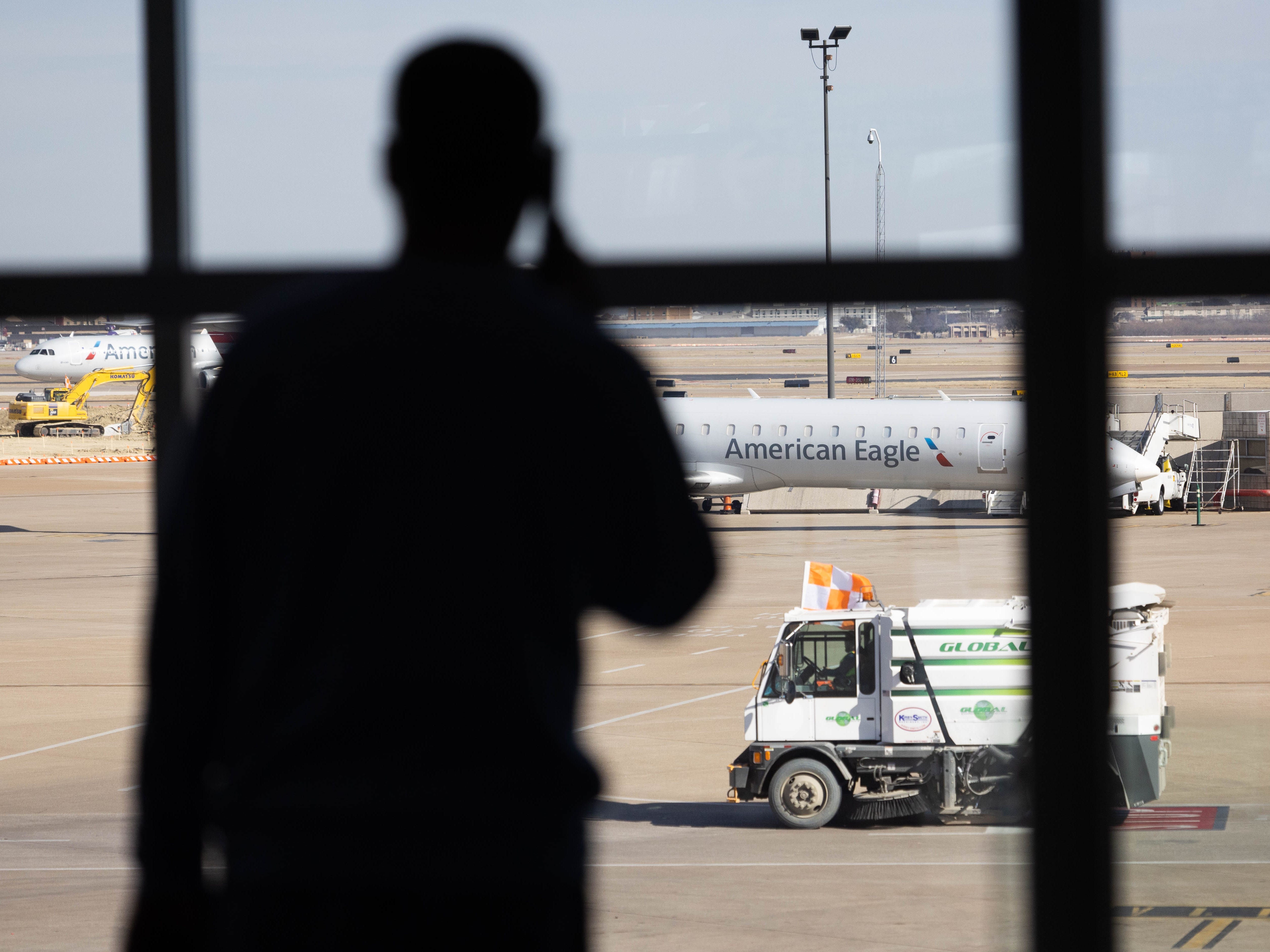 Ein Passagier erwartet seinen Flug am Dallas-Fort Worth International Airport (DFW) in Dallas, Texas.