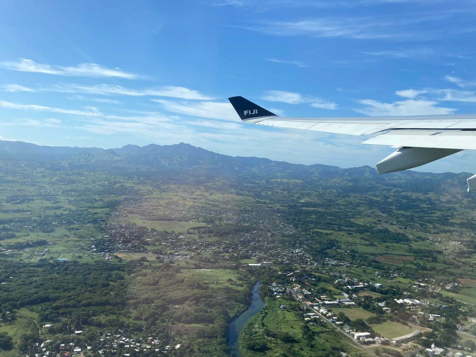 Blick über den Flügel des Flugzeugs auf einem Fidschi-Flug