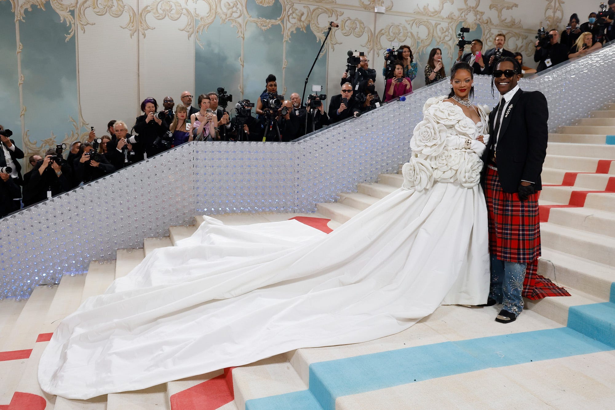 Rihanna und A$AP Rocky nehmen am 1. Mai 2023 an der Met Gala in New York City teil.