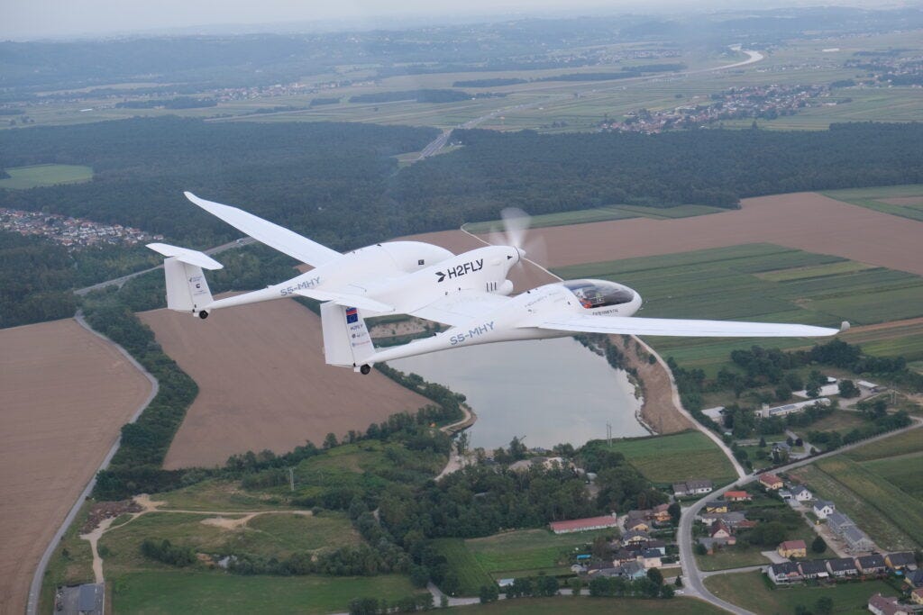 Das H2Y-Wasserstoffflugzeug von H2FLY fliegt.