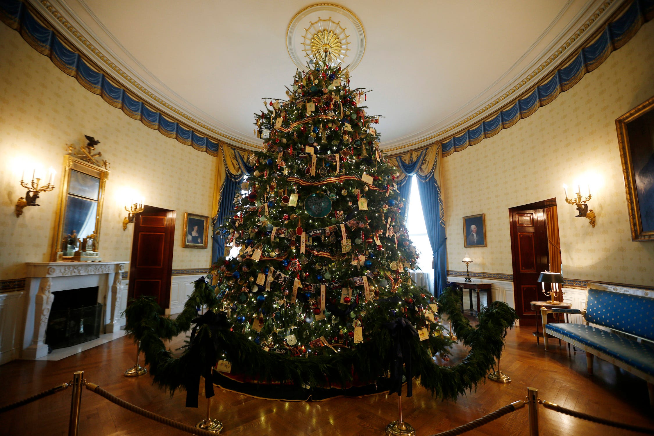 Eine reich geschmückte Douglasie im Blauen Raum des Weißen Hauses