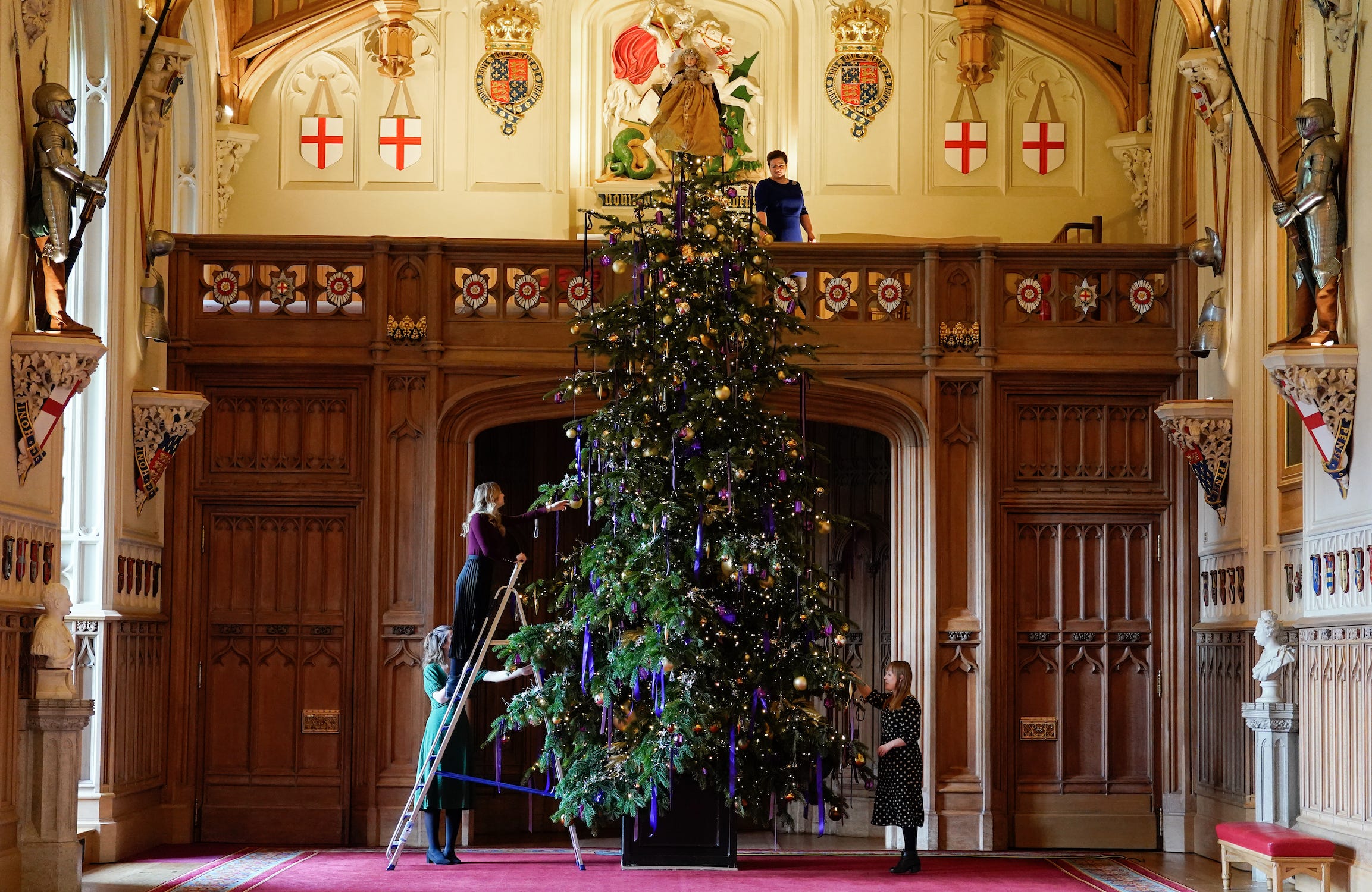 In der St. George's Hall steht ein 20 Fuß hoher Nordmann-Tannen-Weihnachtsbaum.